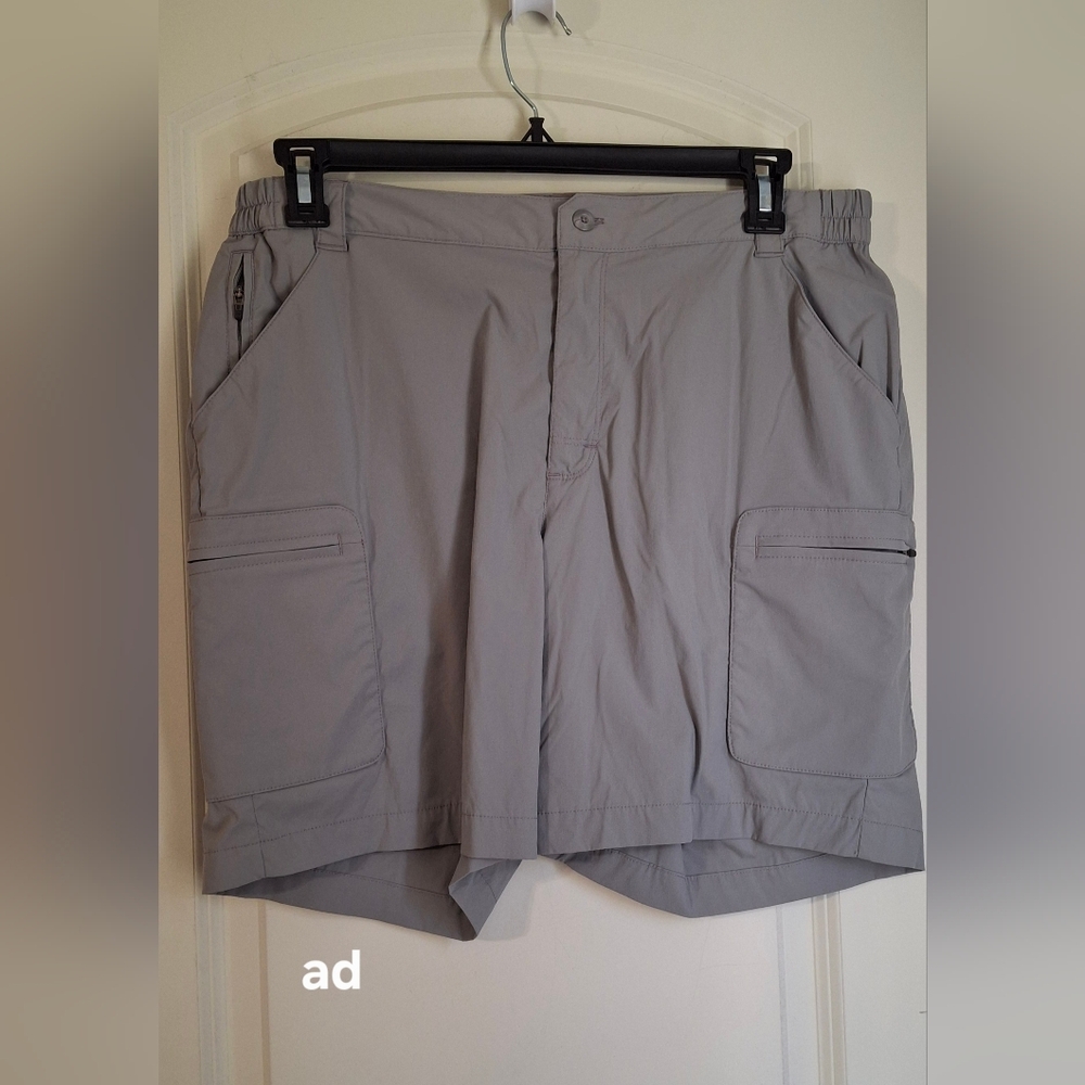 L.L. Bean Light Gray Shorts L REG CASUAL HIKING TRAVEL CRUISE TROPICAL